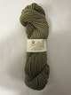 Roving er et naturprodukt af højeste kvalitet fra  sydafrikanske angorageder blandet med den fineste merino fra får.Den viste farve er: Oliven, Farvenr. 4098Prisen er pr. nøgle med 100 gram Roving