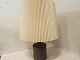 Keramiklampe, - ægte retroBordlampe af keramik med røde felterPrisen er inkl. den store skærmH: Se foto