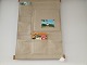 Vægophæng af canvas, - ægte retroCanvas-vægophænget er med lommer samt en lille opslagstavleDer er en træpind i top og bund samt stropper af læderH: 82cmB: 54cm B for top og bundpind: 57cmGod stand