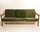 Sofa i eg og polstret i grønt stof, model J103 af Børge Mogensen for FDB fra 1960erne.5000m2 udstilling.