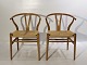 Et par Y-stole, model CH24, designet af Hans J. Wegner i 1950 og fremstillet hos Carl Hansen & Søn.5000m2 udstilling.