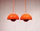 Et par Flowerpot, model VP1, pendler i orange designet af Verner Panton i 1968 og fremstillet i 1970erne.5000m2 udstilling.