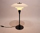 Bordlampe, model 3/2, med sort stel og opal glas, af Poul Henningsen og Louis Poulsen. 5000m2 udstilling.