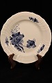 Royal Copenhagen Blå Blomst svejfet frokost tallerken.10/1624. Dia.:20cm.
