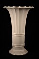 Hetsch vase fra Royal Copenhagen , hvid med guldkant.482/8569. fra 1958.