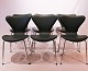 Et sæt af 6 Syver stole, model 3107, designet af Arne Jacobsen og fremstillet hos Fritz Hansen i 1967.5000m2 udstilling.