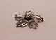 Broche med form som blomst af sterling sølv, stemplet N.E. From.