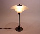 PH 3/2 bordlampe med skærme af mat glas og stel af bruneret messing, af Poul Henningsen og Louis Poulsen.5000m2 udstilling.