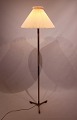 Høj standerlampe af teak og messing, af dansk design fra 1960erne.5000m2 udstilling.