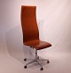 Oxford Classic kontorstol, med høj ryg i patineret elegance læder. Designet af Arne Jacobsen i 1963 og fremstillet af Fritz Hansen i 2013. 5000m2 udstilling.