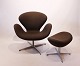 Svane stolen, model 3320, og skammel model 3127, designet af Arne Jacobsen i 1958 og fremstillet  af Fritz Hansen i 2001 og 20035000m2 udstilling.