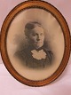 Ramme med gammelt fotoAntik smuk, oval ramme inkl. gammelt foto. Ca. år  1900-talletH: 34cmB: 28cmGod stand