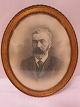 Ramme med gammelt fotoAntik smuk, oval ramme inkl. gammelt foto. Ca. år  1900-talletH: 34cmB: 28cmGod stand