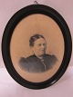 Ramme af træ med gammel kultegningAntik smuk, oval ramme inkl. gammel kultegning. Ca. år  1900-talletH: 27 cmB: 21 cmGod stand
