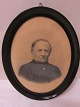 Ramme af træ med gammelt kultegningAntik smuk, oval ramme inkl. gammelt kultegning. Ca. år  1900-talletH: 27cmB: 21cmGod stand