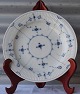 Riflet musselmalet middagstallerkenDen Kongelige Porcelænsfabrik