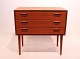 Lille kommode i teak af dansk design fra 1960erne.5000m2 udstilling.