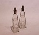Et par glas vandkarafler fra 1920erne, begge i flot antik stand.5000m2 udstilling.