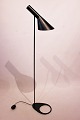 Sort gulvlampe designet af Arne Jacobsen i 1960 og fremstillet af Louis Poulsen.5000m2 udstilling.