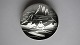 Broche af TinVintage smykkerStemplet Design: Jørgen Jensen 1895-1966Sølvsmeden Jørgen Jensen (1895-1966), var Georg Jensen’s ældste sønVi har et bredt udvalg af tinsmykkerKontakt os for yderligere inform