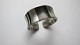Fingerring af TinVintage smykkerBemærk: Ringen kan fleksibelt tilpasses i størrelsenStempletDesign: Jørgen Jensen 1895-1966Sølvsmeden Jørgen Jensen (1895-1966) var Georg Jensen’s sønVi har et udvalg af tinsmykker