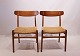 Et par spisestuestole, model CH23, af eg, ryg af teak og sæde af papirflet, af Hans J. Wegner, 1960erne.5000m2 udstilling.
