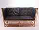 Tremmesofa i bøg og originale hynder i sort klassisk læder, designet af Børge Mogensen, 1985.5000m2 udstilling.