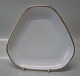 B&G Menuet:  040 Trekantet fad 25 cm (354) Hvidt porcelæn, takket guldkant, hvid, form 601 Bing & Grøndahl