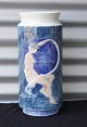 Cylinderformet vase (2935/5780) med nøgen kvinde og valmueRoyal Copenhagen
