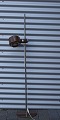 Standerlampe med brun, rund skærmLyfa