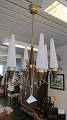 Loftlampe med 6 armeFlot retro loftlampe af træ og messing med hvide, matterede glasskærmeDesign: Jo Hammerborg (1920-1982) H total: 73cmH kronen: 40cmDiam: 40cmAlle glasskærmene er hele
