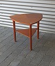 Ukendt designTrekantet sidebord m/hyldeTeak