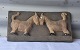 Relief, 2 heste. Mørke brun farverHenning Knudsen