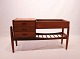 Lille skænk/blomsterbord i teak designet af Arne Vodder 1960erne.5000m2 udstilling.