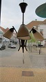 Loftlampe med 3 armeFlot retro loftlampe af træ og messing med 3 smukt formede, matterede glasskærmeLoftrosetten medfølgerAlle glasskærmene er hele