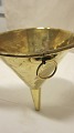 Tragt af messingDen smukke tragt har 1 øreStemplet, Kobbermølle  (1842-1889)H: ca. 19,5cmBemærk: brugsspor  i form af små buler