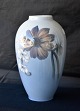 Royal Copenhagen.Vase nr. 2660/1099, brunrøde og hvide blomster