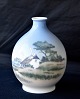 Royal CopenhagenVase 2894/1813, stråtækt bondehus