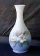 RC53/51Vase med hvide blomster