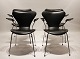 Et Sæt af Fire Syver Stole - Model 3207 - Med Armlæn - Sort Savanne Læder - Arne Jacobsen - Fritz Hansen