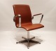 Oxford classic kontorstol, model 3271, polstret med anilin læder og med armlæn, af Arne Jacobsen og Fritz Hansen, 1988.5000m2 udstilling.
