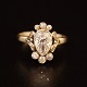 Hvidguldsring af 14 kt. guld med dråbeformet brillant 1,25 carat og 6 små diamanter