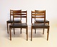 Et sæt af fire spisestuestole, model 323, i teak og sort læder, af dansk design og fremstillet hos Slagelse Møbelværk i 1960erne.5000m2 udstilling.