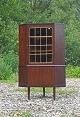 Dansk møbeldesignHjørneskab m/ runde benTeak/palisander