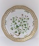 Royal Copenhagen. Flora Danica. Frokost tallerken (3554). Produceret 1894 - 1900. Diameter 22 cm. ( 1 sortering ). Geranium pusillum L