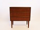 Lille kommode med tre skuffer i teak af dansk design fra 1960erne.5000m2 udstilling.