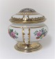 Royal Copenhagen. Bonbonniere af porcelæn, låg med motiv fra Kastellet, Kongeporten. Montering af forgyldt sterlingsølv, A. Michelsen, København 1921. H. 9 cm.