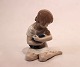 Kgl. porcelænsfigur, pige med barn, nr.: 1938 af Royal Copenhagen. 