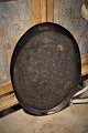 Gammel rå Fransk oval bakke i afpudset jern og med en super flot patina. 67x48,5cm.