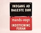 Antik rødt og sort metalskilt brugt i bussen, "indstigning foran".5000m2 udstilling.